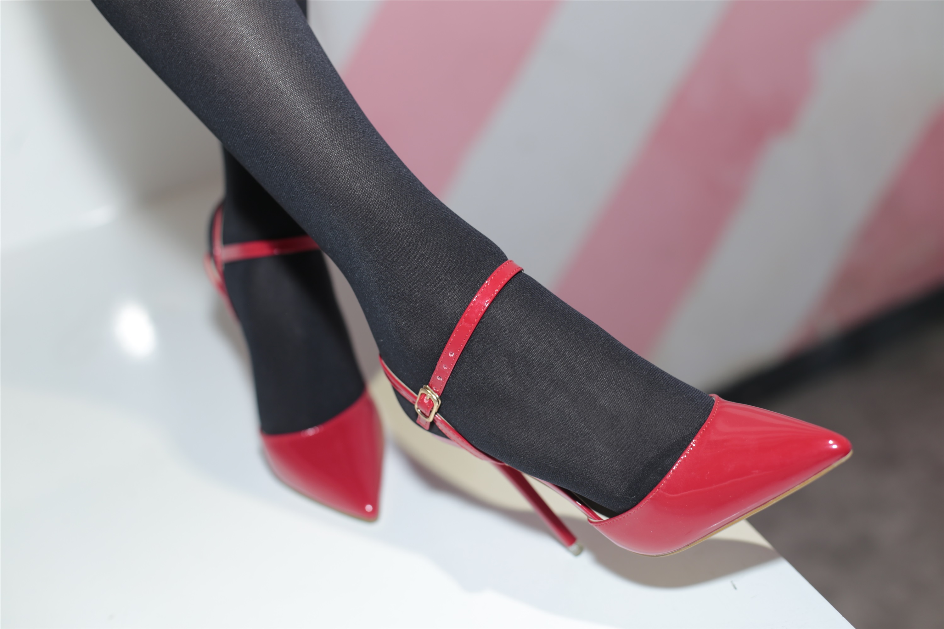 奈丝写真 NO.077 猫璃-纯黑的丝 正红的鞋